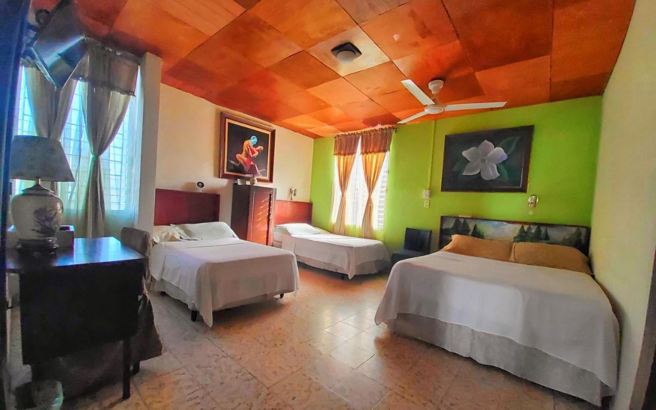 Hotel Oasis San Salvador Esterno foto